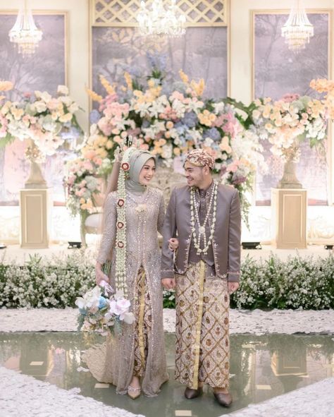 Often we hear the term "walimatul 'ursy" when talking about Islamic marriage. This term is always used to refer to Wedding Dress Hijab Adat Jawa, Pernikahan Adat Jawa Hijab, Akad Nikah Jawa, Wedding Jawa Hijab, Kebaya Wedding Hijab, Hijab Do Wedding, Pengantin Jawa Hijab, Pose Foto Pernikahan, Kebaya Wedding Dress