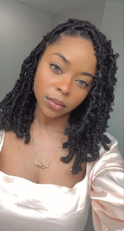 Short Goddess Locs Shoulder Length, Buterfluffy Locs Short, Short Brown Faux Locs, Faux Locs Styles Shoulder Length, Shoulder Length Faux Locs Black Women, Faux Locs Short Shoulder Length, Faux Locs Hairstyles For Women Short, Mini Faux Locs, Short Distressed Faux Locs