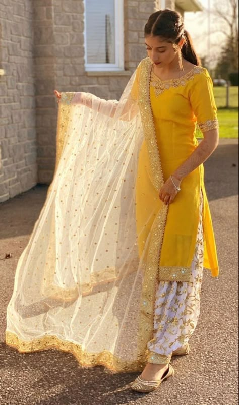 Punjabi Dress Design, Simple Indian Suits, Patiala Suit Designs, Haldi Outfits, Trendy Outfits Indian, Pani Puri, Traditional Indian Dress, Casual Indian Fashion, Desi Fashion Casual