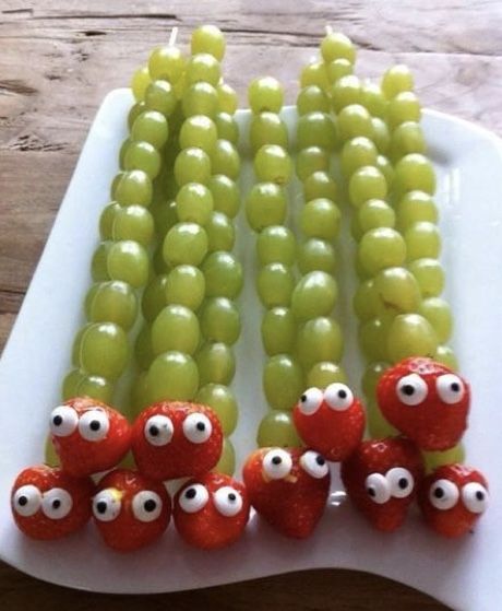 Grapes And Strawberries, Sommer Mad, Food Art For Kids, Creative Food Art, Party Food Platters, Cute Snacks, Kids Party Food, Easy Food Art, Summer Snacks