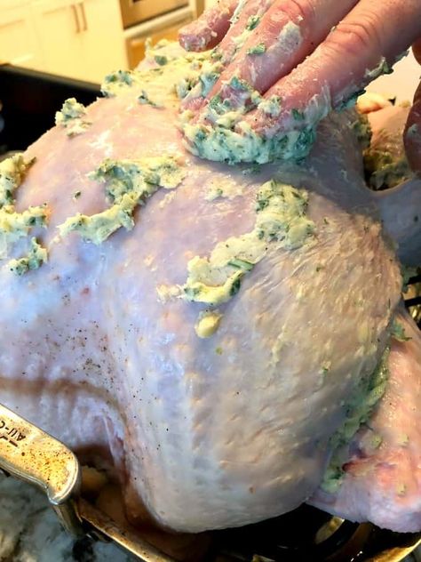 Cheesecloth Turkey, Turkey Seasoning, Oven Bag, Whole Turkey Recipes, Wine Butter, Whole Turkey, Best Turkey, Garlic Herb Butter, Easy Turkey