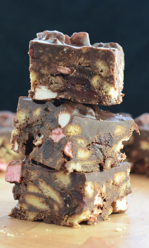 A scrumptious, indulgent and easy-to-make rocky road recipe. Best Rocky Road Recipe, Easy Rocky Road Recipe, Rocky Road Cake, Rocky Road Bars, Rocky Road Brownies, Marshmallow Fudge, Rocky Road Fudge, Rocky Road Recipe, Eid Recipes