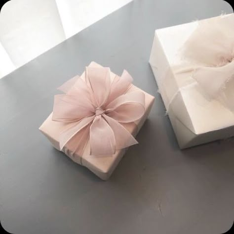 Pretty Gift Wrapping Ideas, Elegant Gift Wrapping, Creative Gift Wraps, Gift Wrapping Techniques, Gift Wrapping Inspiration, Creative Gift Wrapping, Beautiful Gift Wrapping, Diy Gift Box, Gift Wrapping Ideas