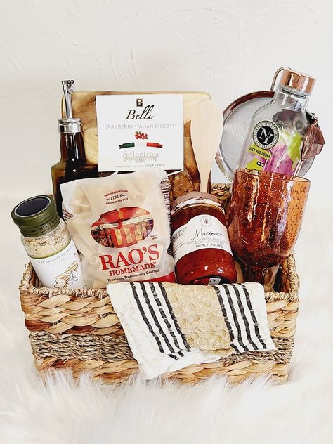 This premium gift basket has everything needed for a night in. This is a great house Warming gift, birthday, or for any occasion  Gift basket includes: Large brown basket, pasta, marinara, olive oil, metal strainer, garlic blend seasoning, biscotti, wooden spoon, berry infusion mixer, glass for drink, kitchen towel, dish towel. Pizza Raffle Basket Ideas, Breakfast In Bed Basket Gift Ideas, Pasta Making Gift Basket, Healthy Snack Gift Basket, Bread Making Gift Basket, Bingo Prize Basket Ideas, Christmas Gift For A Family, Pasta Basket Ideas, Couples Gift Basket Ideas Christmas