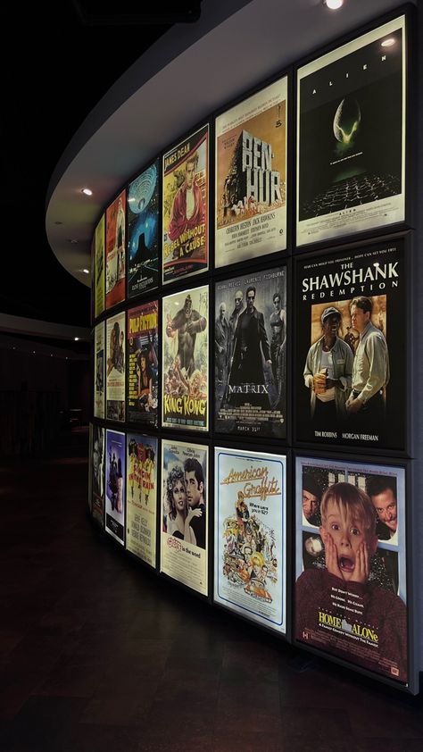 Movie Corner Ideas Bedroom, Theater Movie Cinema, Art In Movies, Film Theater Aesthetic, Movie Poster Home Decor, Home Theatre Aesthetic, Cinephile Aesthetic Wallpaper, Movie Display Ideas, Old Fashioned Movie Theater