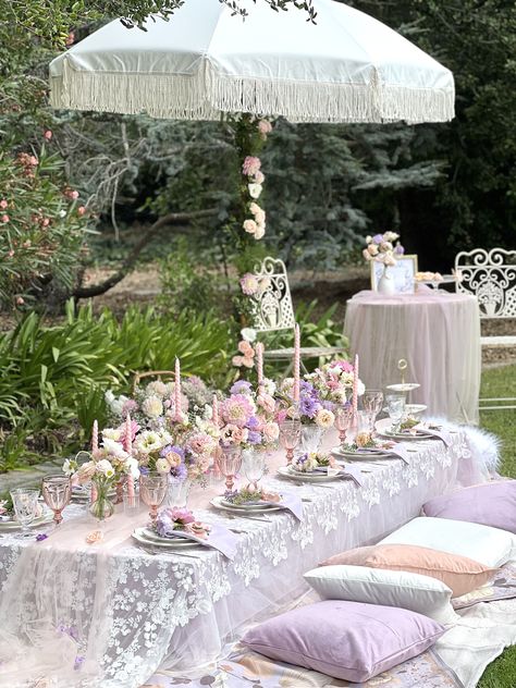 Bridgerton Picnic Ideas, Bridgerton Breakfast, Bridgerton Aesthetic Party, Bridgeton Party, Bridgerton Picnic, Wedding Table Deco, Bridgerton Party, Pink Party Theme, Fairy Garden Birthday Party