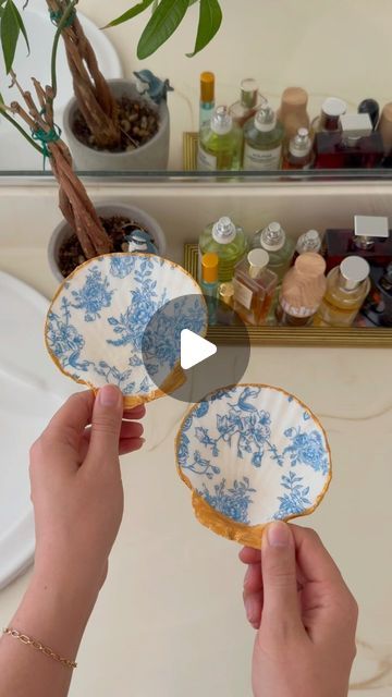 Hope Watson on Instagram: "channeling my inner h2o <3 if you’re looking for something to do this summer, try making these superrrr cute seashell trinket dishes! it was so simple to make, & I am obsessed with storing my rings & bracelets in them!!! here’s how you can do it too:✨⬇️  (p.s. if you want a complete list of all the products I used, check my first Instagram Story Highlight!!)  1. get yourself some shells!! Ones you found or you can get them at any craft store (these came in a pack of 6 on Amazon!)   2. find a decorative napkin that you like. it could be any pattern, color, etc!   3. paint a layer of mod podge on the shell.   4. tear the napkin in half, splitting the top layer from the bottom layer. this is what will give you a thin sheet to stick on!   5. smooth the napkin onto th Decoupaging Shells, Diy Shell Trinket Dish, Cute Seashell, Seashell Trinket Dish, Beachy Cottage, Hannah Ideas, Oyster Shell Ring Dish, Oyster Shell Trinket Dish, Shell Trinket Dish