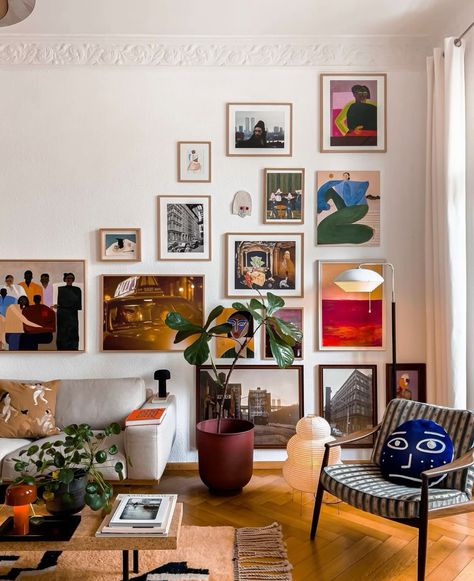 aspects i want to use: collage wall, all frames have nearly the same paint shade Unique Gallery Wall, Living Room Goals, Casa Vintage, Mid Century Modern Living Room, Eclectic Living Room, Apartment Decor Inspiration, Large Wall Decor, Apartment Inspiration, Living Room Inspo