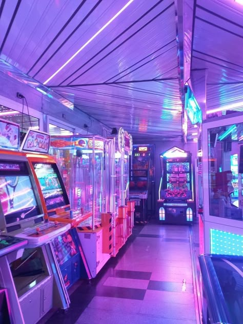 Anime Arcade Background, Arcade Room Aesthetic, Old Arcade Aesthetic, Vintage Arcade Aesthetic, Arcade Lighting, Neon Arcade Aesthetic, Arcade Reference, 90s Arcade Aesthetic, Pastel Arcade