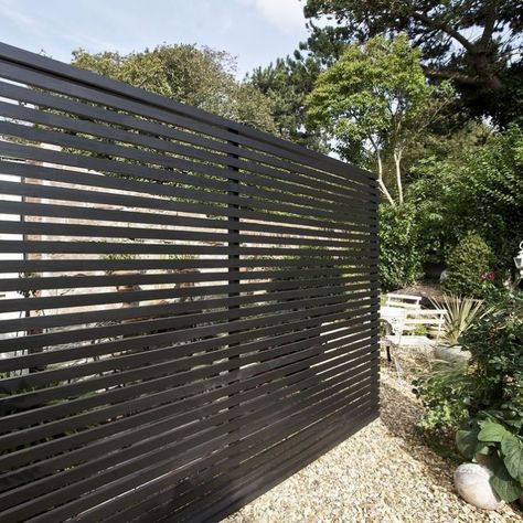 Fence Fashion: 11 Ways to Add Curb Appeal with Horizontal Stripes - Gardenista Front Yard Privacy, Modern Wood Fence, Slatted Fence, Horizontal Slat Fence, Fences Ideas, Yard Privacy, Metal Fence Panels, Wood Fence Design, Black Fence