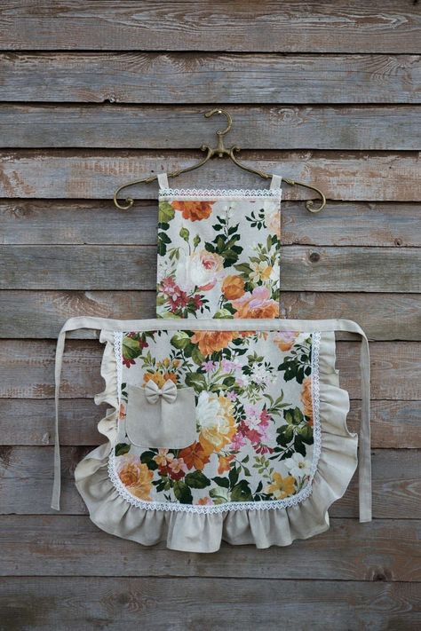 Apron Pattern Free, Pretty Apron, Mom Kitchen, Ruffle Apron, Diy Apron, Handmade Aprons, Apron Sewing Pattern, Floral Apron, An Apron