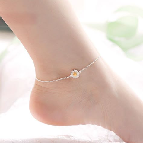 Daisy Anklet, Daisy Fashion, Birthday Female, Anklets Diy, Cute Anklets, Grandmother Jewelry, Anklet Designs, Female Jewelry, Ankle Jewelry