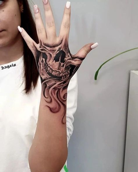 Pretty Skull Tattoos, Tattoo Main, Full Hand Tattoo, Feminine Skull Tattoos, Tattoo Design For Women, Skull Hand Tattoo, Tato Jari, Hand And Finger Tattoos, Cute Hand Tattoos