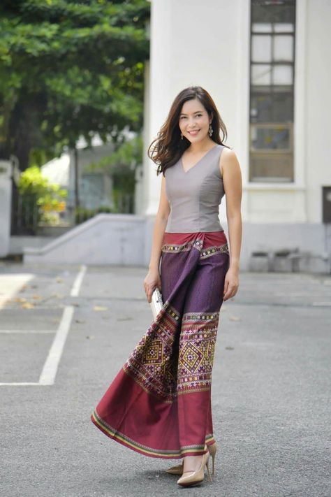 Thai Silk Dresses, Batik Skirt, Traditional Thai Clothing, Batik Kebaya, Thai Clothes, Color Combos Outfit, Traditional Dresses Designs, Thai Traditional Dress, Trendy Shirt Designs