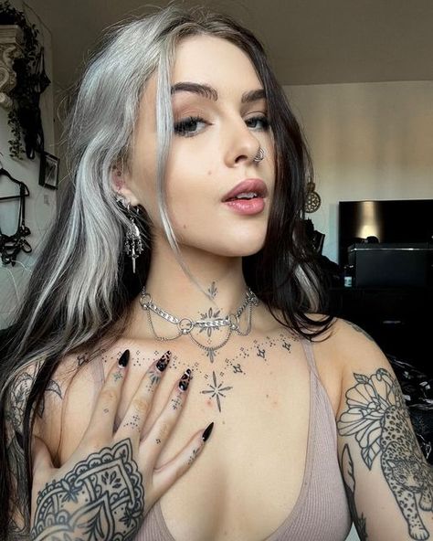 𝕴𝖟𝖟𝖞 𝖘𝖎𝖒 🦂 on Instagram: "@regalrose 🖤🖤" Neck Throat Tattoos Women, Kneck Tattoos, Mandala Tattoo Sleeve Women, Back Of Neck Tattoos For Women, Chest Neck Tattoo, Front Neck Tattoo, Full Chest Tattoos, Girl Neck Tattoos, Throat Tattoo