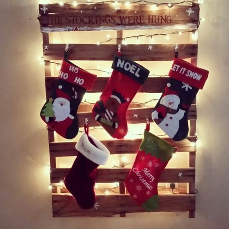 Pallet stocking holder Pallet Stocking Holder, Christmas Stocking Holder Ideas, Stocking Holder Ideas, Diy Stocking Holder, Diy Christmas Stocking, Christmas Pallet, Diy Stocking, Stocking Hangers, Stocking Ideas