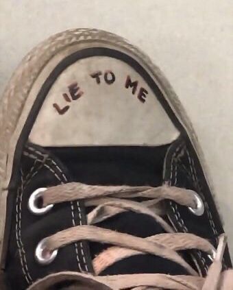 Vans Writing On Shoes, Converse Writing On Shoes, Converse Writing, Writing On Shoes, Drawing On Shoes, Converse Drawing, Doodle Shoes, Converse Ideas, Sharpie Shoes