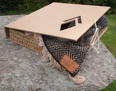 Recycled cardboard box for blanket of llama wool handmade in Argentinian Andes. The blanket box is designed for "Progetto Ermanno". Rug Packaging Design, Rug Packaging, Blanket Packaging, Bedding Packaging, Billy Cotton, Textile Packaging, Recycle Cardboard Box, Scarf Packaging, Chalkboard Drawings