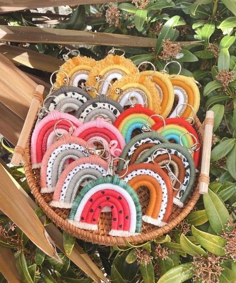 Crochet Medal, Pola Macrame, Boho Crafts Diy, Rainbow Macrame, Rainbow Keychain, Embroidery Hoop Wall Art, Macrame Rainbow, Rope Crafts Diy, Rope Crafts