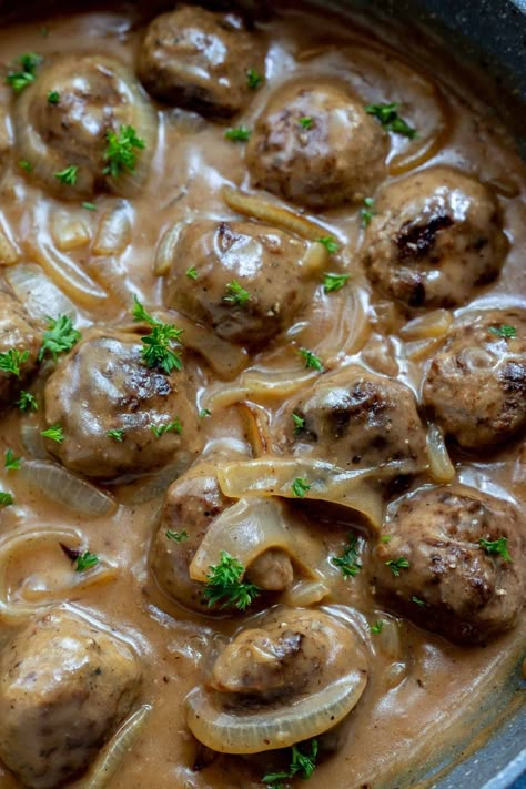 meatballs in brown onion gravy Sweetish Meatballs Recipe Easy, Meatball Dishes, Meatballs And Gravy, Meatball Dinner, Weekly Recipes, Vidalia Onion, Meatball Recipes Easy, Weeknight Recipes, Diner Recept