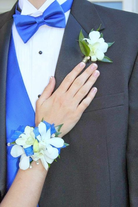 Blue And White Corsage, Mens White Tuxedo, Tuxedo Blue, White Jeans For Men, White Tuxedo Wedding, Black Corsage, Tuxedo White, White Corsage, Prom Corsage And Boutonniere