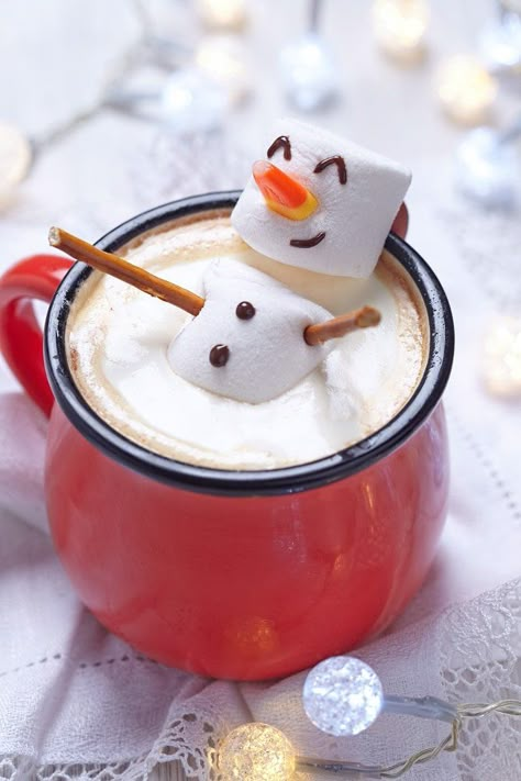 Christmas Marshmallow Snowman Hot Cocoa Snowman Hot Chocolate, How To Make Marshmallows, Marshmallow Snowman, Hot Cocoa Recipe, Hot Chocolate Marshmallows, Hot Chocolate Bar, Christmas Hot Chocolate, Kitchen Fun, Hot Coco