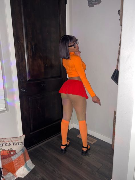 Hot Cheerleading Outfits, Cheerleading Outfits Halloween, Velma Outfit, Velma Halloween Costume, Women Aesthetics, Velma Costume, Velma Cosplay, Red And Black Outfits, Cosplay Photography