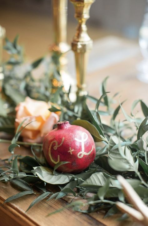 Pomegranate Wedding Decor, Italian Themed Wedding, Pomegranate Wedding, September Wedding Flowers, Pomegranate Fruit, Instagram Luxury, Themed Weddings, Fall Fruits, Boho Chic Wedding