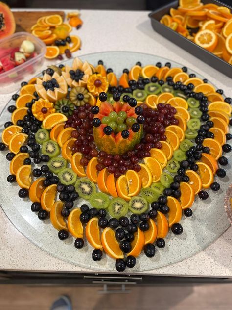 Fruit Platter Wedding Party Ideas, Chartuerie Board, Bridal Shower Fruit Tray, Fruit Table Display, Valentine Charcuterie, Fruit Tray Designs, Fruit Tables, Fruit Platter Ideas Party, Pineapple Cupcake