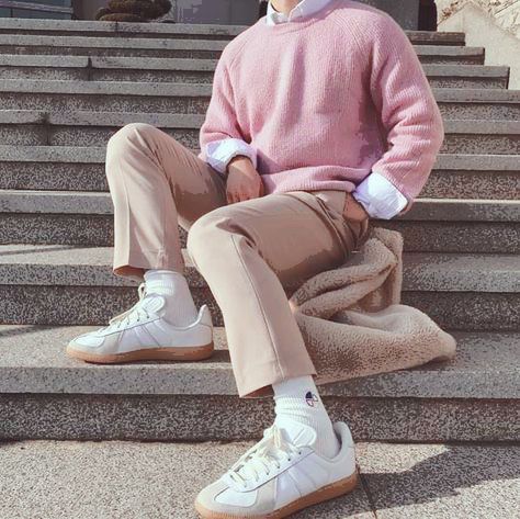 Pastel Outfit Men, Pink Sweater Men, Soft Boy Outfits, Soft Boy Aesthetic, Mens Fashion Dressy, Mens Fashion Vintage, Mens Fashion Sneakers, Sport Logos, Men's Streetwear