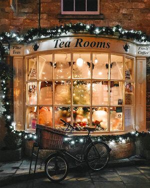 An English Christmas (2021) - Tradition & Beauty from London to the Cotswolds — Transcendent Travel Christmas Eve Pictures, Eve Instagram, Raindrops And Roses, English Christmas, Best Christmas Lights, Merry Christmas Eve, Visiting England, What Is Christmas, Light Crafts