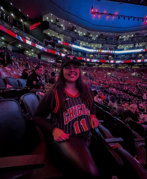 Raptors Game Outfit Women, Bulls Game Outfit Women, Chicago Bulls Outfit, Basketball Game Outfit, Liz Tomforde, Rockets Basketball, Women In Sports, Chicago Aesthetic, Sports Outfits