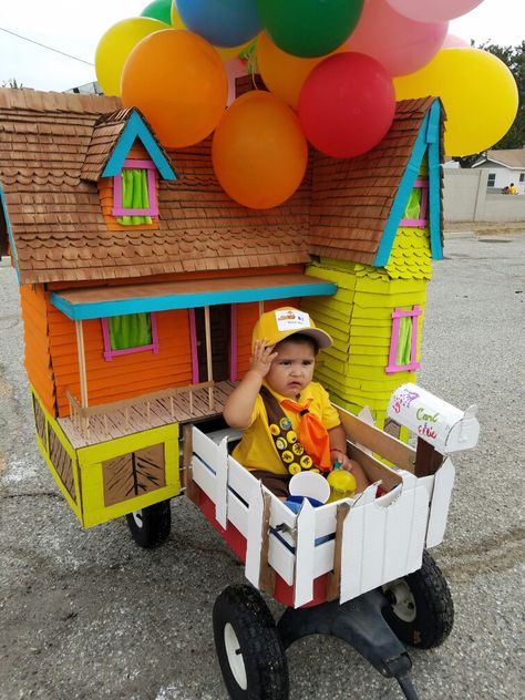 Finding Nemo Wagon Costume, Wagon Floats Parade, Kids Wagon Float Ideas, Halloween Stroller Decoration, Baby Parade Float Ideas, Family Halloween Costumes With Wagon, Wagon Decorations For Halloween, Halloween Wagon Decor, Wagon Parade Float Ideas Kids