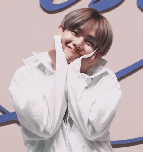 Kim Taehyung | V | BTS Bts V Gif, Taehyung Smile, V Smile, V Gif, V Bts Wallpaper, Putao, V Cute, Bts Vkook, Kim Taehyung Wallpaper