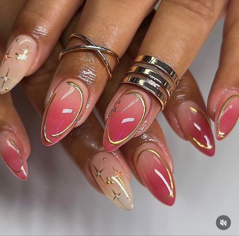 Aura Nails With Gold Chrome, Gold And Pink Nail Designs, Pink And Gold Chrome Nails, Pink And Gold Acrylics, Aurora Nails Design, Trend Fall 2023, Pink And Gold Nail Designs, Gold Chrome Nails Designs, Gold Metallic Nails