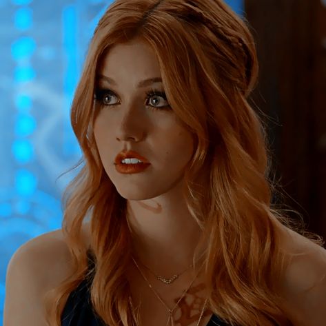 Clary Fairchild Hairstyle, Clary Fray Hair, Artemis Grace, One Direction Fanfiction, Dominique Weasley, Clary Y Jace, Clary Fairchild, 21st Birthday Outfit, Character Icons