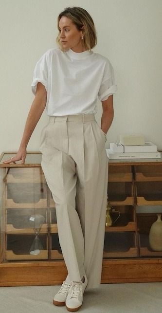 Come abbinare i pantaloni beige in primavera: idee di look – Con cosa lo metto? Normcore Aesthetic, Normcore Outfits, Minimal Stil, Normcore Fashion, Smart Casual Women, Skandinavian Fashion, Chique Outfits, Spring Look, Smart Casual Outfit