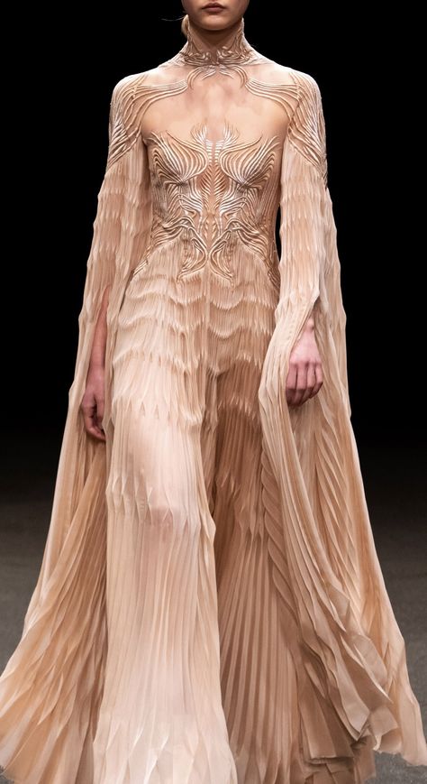 Iris Van Herpen Dress, Iris Van Herpen Wedding Dress, Iris Van Herpen Couture, Evermore Fashion, Alien Clothes, Space Fashion, Iris Van Herpen, Fantasy Dresses, Fantasy Gowns