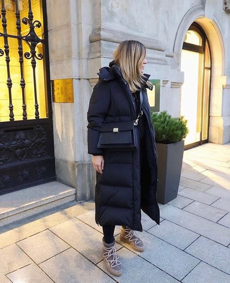 Black Boots Winter Outfit, Long Puffer Coat Outfit, Winter Outfits Chic, Long Puffer Jacket Outfit, Venice Style, Puffer Coat Outfit, Puffer Outfit, Winter Mode Outfits, Daily Outfit Inspiration