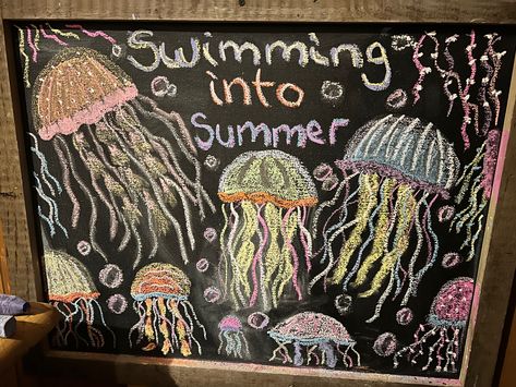 Jellyfish chalk art Ocean Puns, Blackboard Ideas, Chalk Illustration, Specials Board, Ocean Theme Party, Sea Decor, Parking Spot, Chalkboard Wall, Ocean Theme