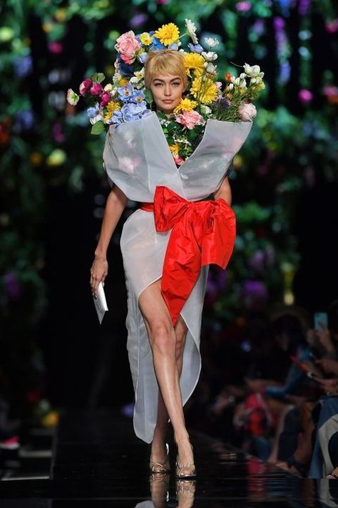 Gigi Hadid Kaia Gerber Flower Bouquet Moschino Spring 2018 - Moschino Spring 2018 Show Milan Fashion Week Gigi Hadid Runway, Moschino Runway, Camp Notes On Fashion, Cargo Jacket Mens, Camp Fashion, Drag Fashion, Winter 2024 Fashion, Mode Editorials, Miranda Priestly