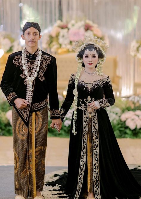 Wedding Adat Jawa, Jawa Wedding, Wedding Jawa, Dress Pengantin, Pre Wedding Photoshoot Theme, Pose Pengantin, Pose Wedding, Javanese Wedding, Batik Dress Modern