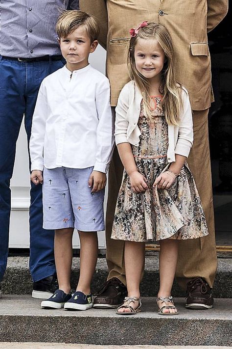 SE BILLEDERNE: Prinsesse Isabella og prinsesse Josephine i samme kjole | BILLED-BLADET Famous Brothers, Denmark Royal Family, Danish Royal Family, Mary Of Denmark, Crown Princess Mary, Familia Real, Brother And Sister, Princess Mary, Brothers And Sisters