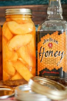 Maple Whiskey, Homemade Liquor, Liquor Recipes, Postre Keto, Moonshine Recipes, Liqueurs Recipes, Peach Recipe, Jim Beam, Alcohol Drink Recipes