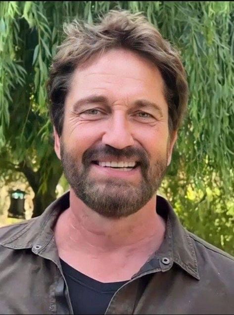 Gerard Butler House, Kenny Chesney Videos, Hot Scottish Men, Gerard Butler Movies, Gerald Butler, Actor Gerard Butler, Scottish Man, Grey Hair Men, Cant Live Without You