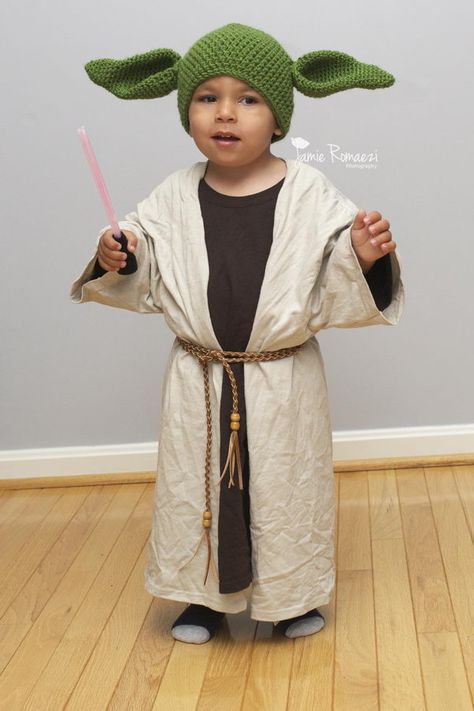 Easy Homemade Toddler Yoda Costume Using Men's Tees. Diy Baby Yoda Costume, Yoda Costume Diy, Toddler Yoda Costume, Diy Baby Yoda, Yoda Halloween Costume, Baby Yoda Costume, Star Wars Costumes Diy, Costume Homemade, Disfraz Star Wars