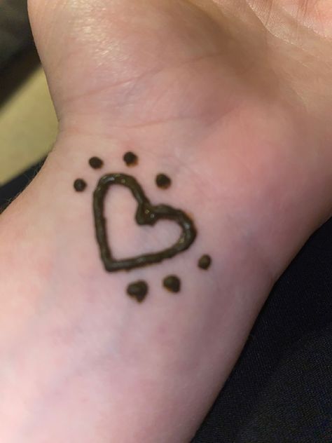 Simple Wrist Henna, Tattoos Henna Style, Cute Easy Henna Designs, Henna Tattoo Diy, Hanna Tattoo, Tattoo Half Sleeve, Henna Doodle, Small Henna Tattoos, Small Henna Designs