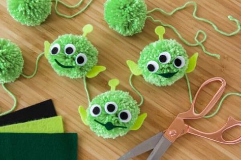 Disney Crafts For Kids, Toy Story Crafts, Toy Story Party Decorations, Alien Party, Disney Diy Crafts, Trendy Toys, Toy Story Alien, Toy Story Birthday Party, Pom Pom Crafts