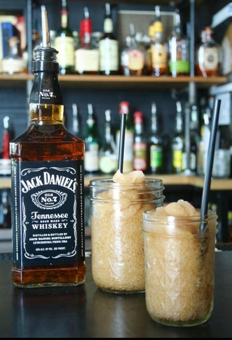 Whiskey Smoothie, for warm beach evenings! Jay Birthday, Roast Beef Sandwich, Jack And Coke, Sandwich Bar, Party Dips, Milk Shakes, Think Food, Frou Frou, Frozen Drinks