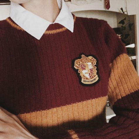 gryffindor vibes. on Spotify Gryffindor Pride, Hogwarts Uniform, Harry Potter Oc, Gryffindor Aesthetic, Harry Potter Wall, Buku Harry Potter, Sala Grande, Theme Harry Potter, Images Harry Potter